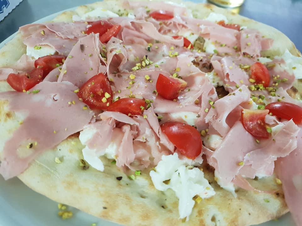 pizza blanca con embutidos