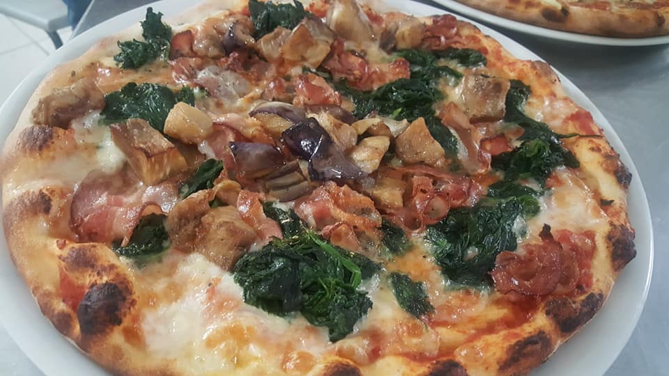 pizza con espinacas y salami