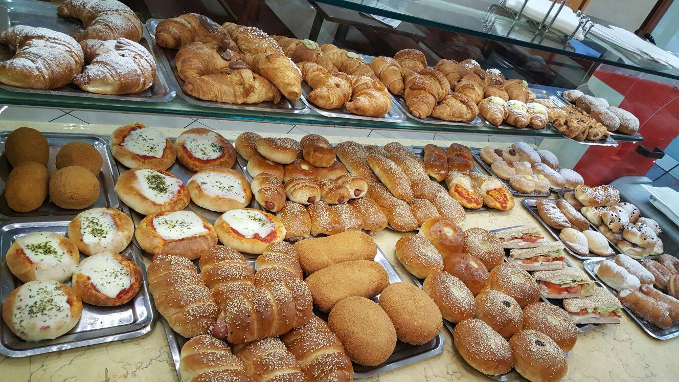 mostrador de delicatessen con postres