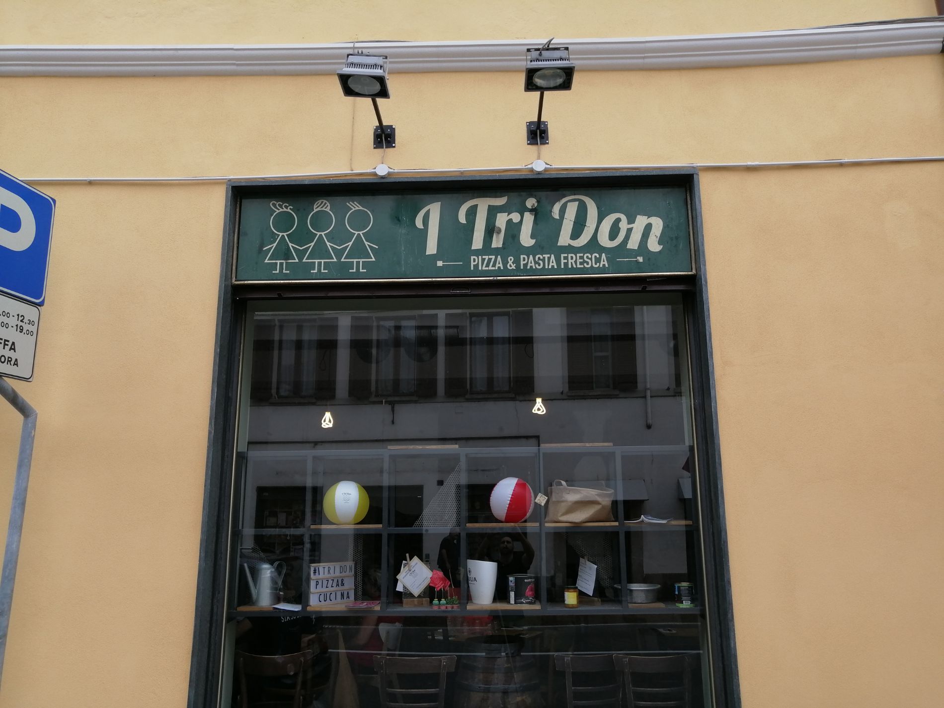 Una vetrina con un cartello che dice 1 tri don