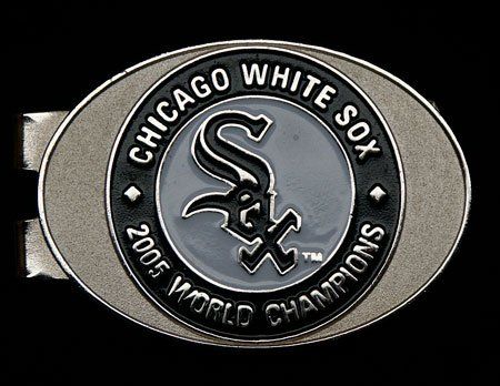 A belt buckle that says chicago white sox 2005 world champions