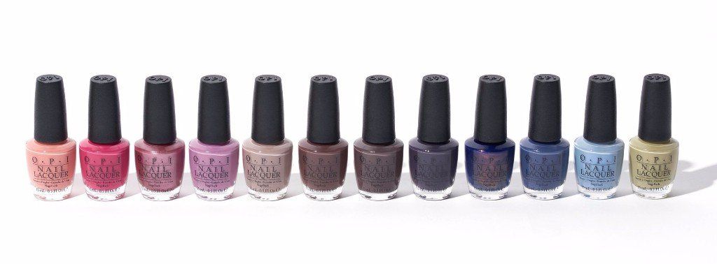 Een rij flesjes nagellak in verschillende kleuren