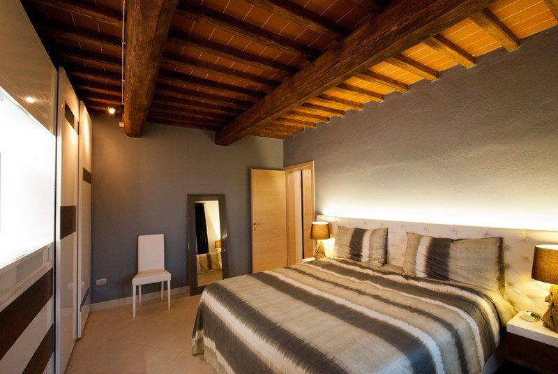 camera con letto matrimoniale e arredamento personalizzato