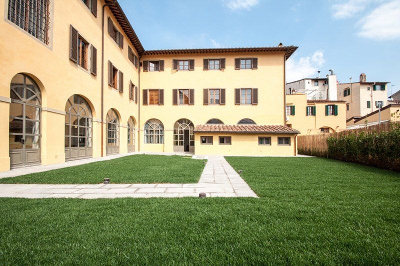giardino con sentiero