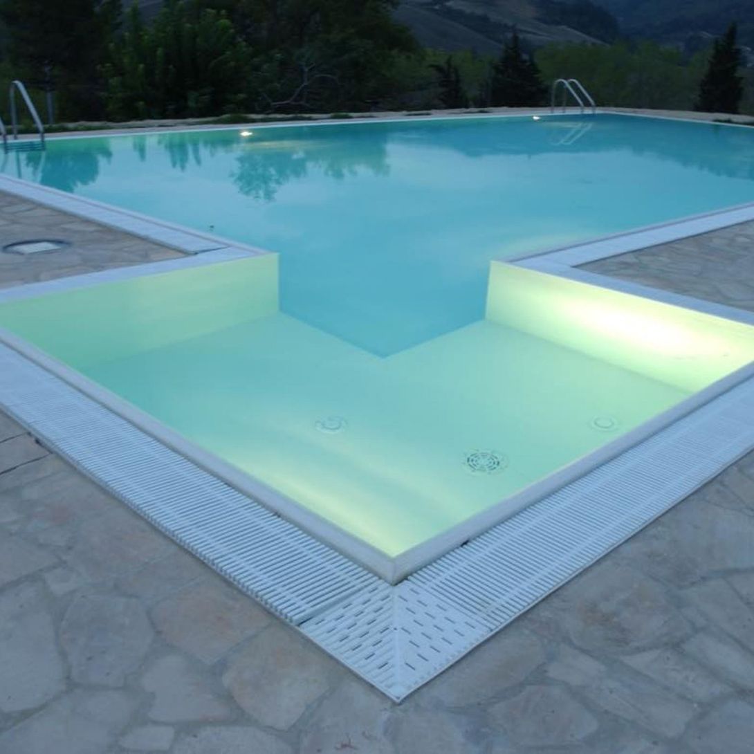 Vasca idromassaggio in piscina