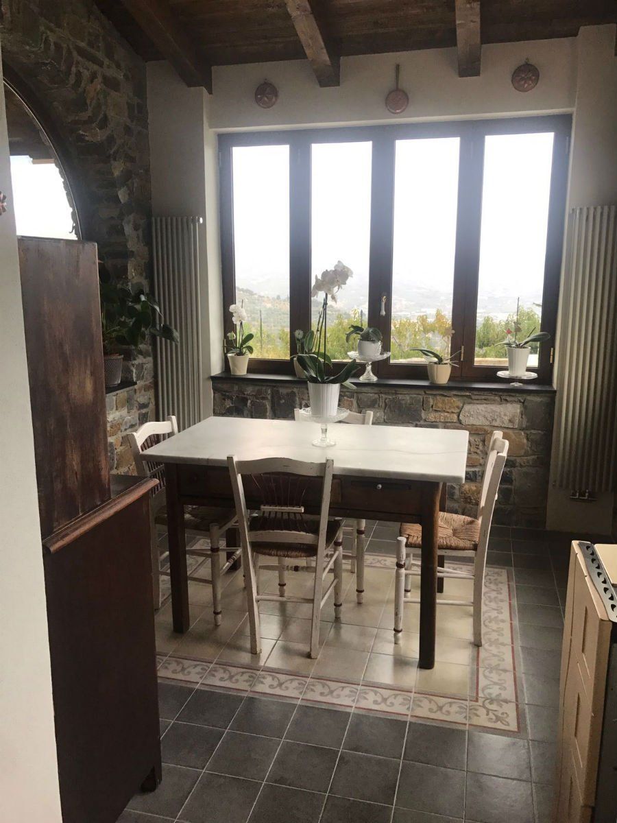 sala da pranzo con pavimento in cotto