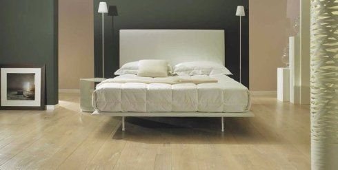 stanza da letto con pavimento tavar corte rovere