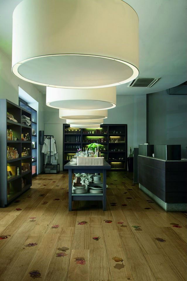 ampia sala con pavimento in parquet