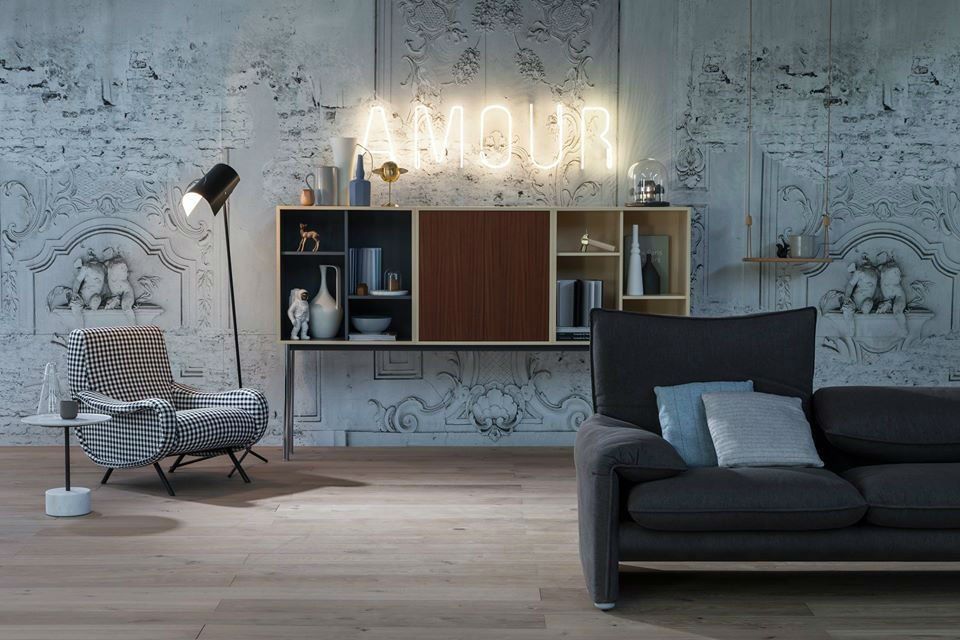 sala con carta da parati e arredamento moderno