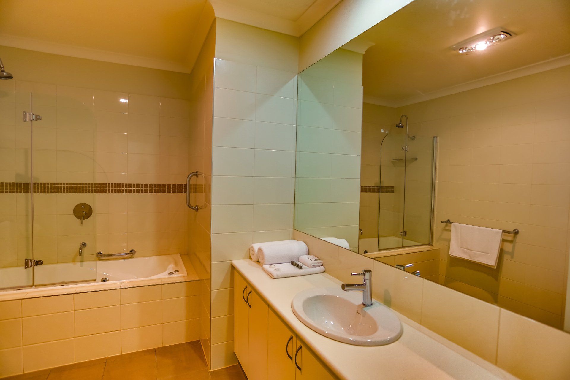 1 Bedroom Apt Bathroom
