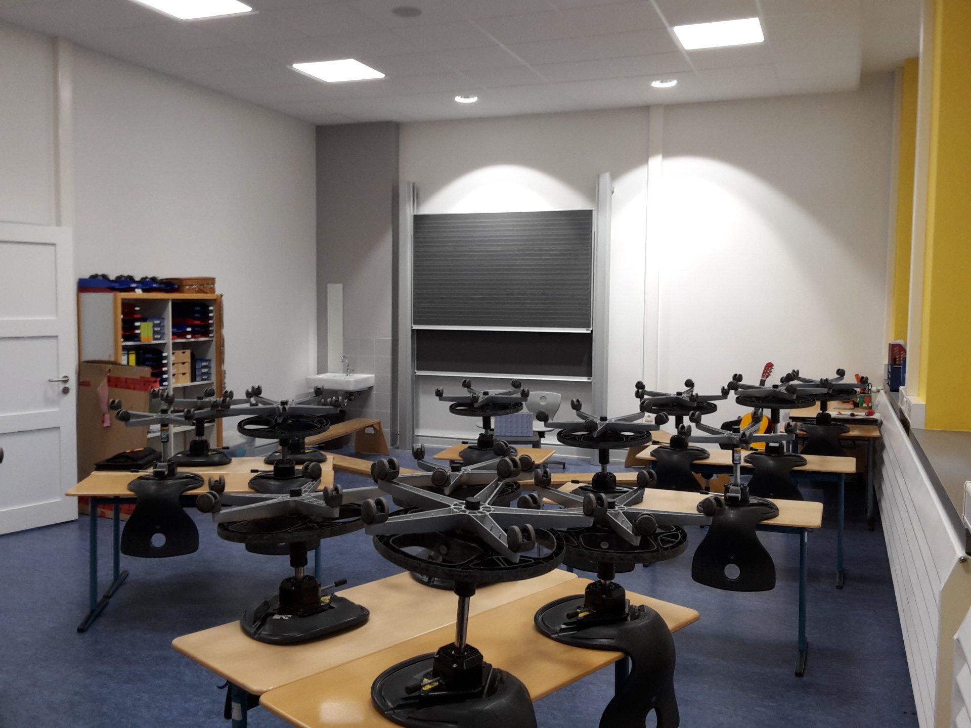 Ein Klassenzimmer, in dem die Stühle zur leichteren Reinigung umgedreht auf den 