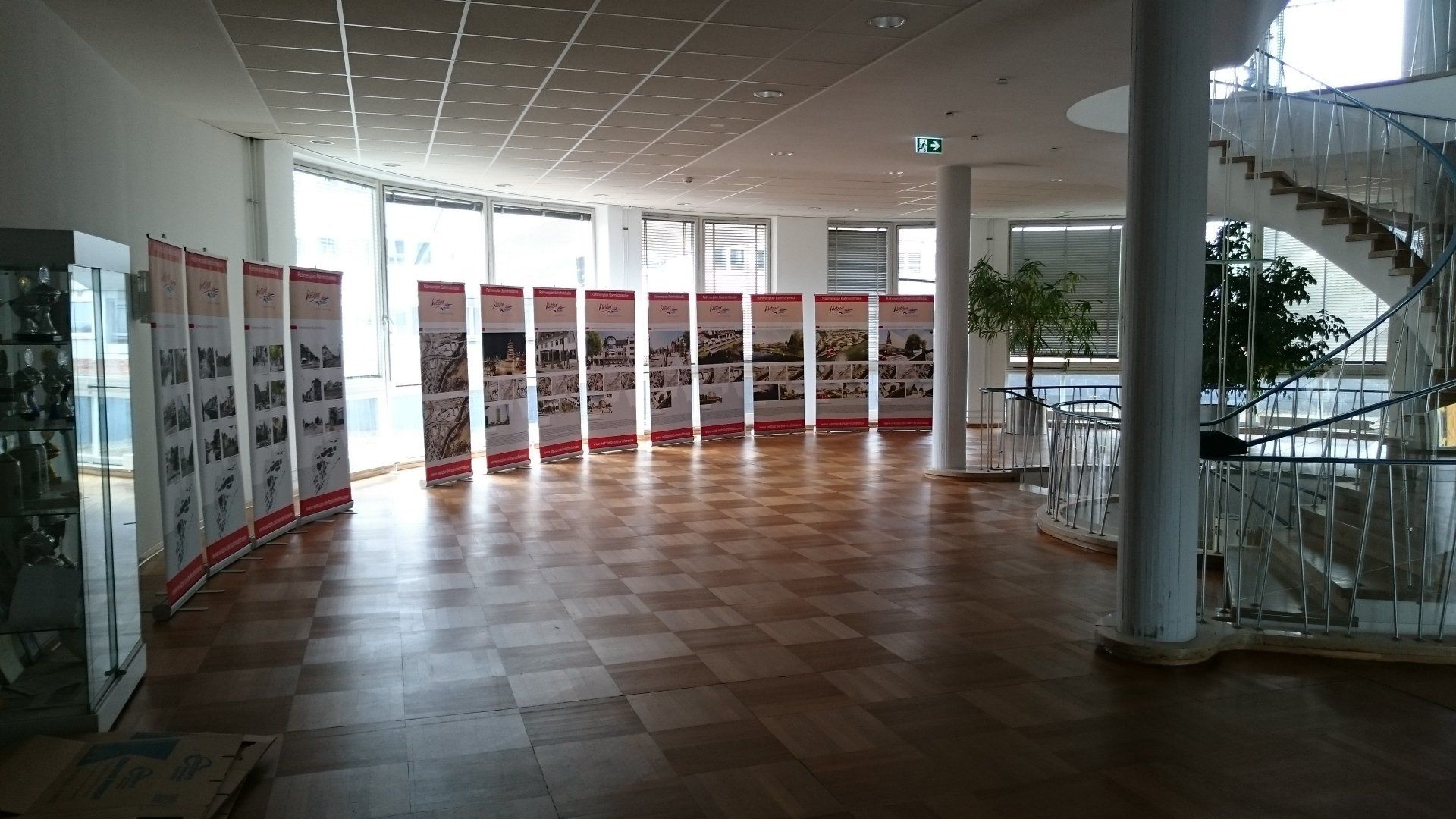 Eine Reihe roter und weißer Werbebanner schlängelt sich über eine geräumige, sonnendurchflutete Lobby 