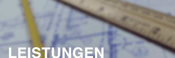 Das Wort „LEISTUNGEN“ in Weiß über einem verschwommenen Hintergrund mit einem Lineal und einer Blaupause.