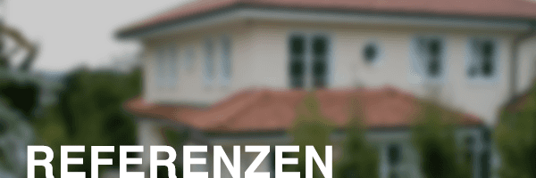 Ein verschwommenes Foto eines zweistöckigen Hauses mit rotem Ziegeldach, überlagert mit dem weißen Text „REFERENZEN“.
