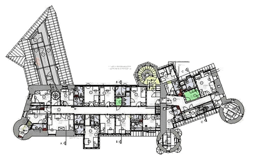 Architektonischer Grundriss, der einen komplexen Gebäudeaufbau mit einem zentralen Flur,
