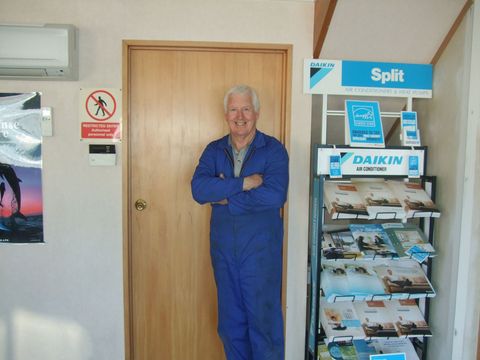 Air conditioning repair man in Dunedin