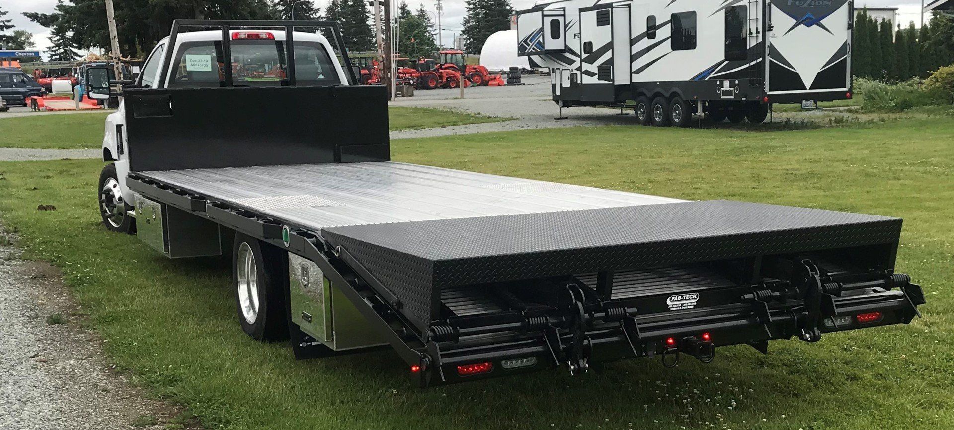 Custom flatbed 17'-6 with 5' hydraulic dovetail