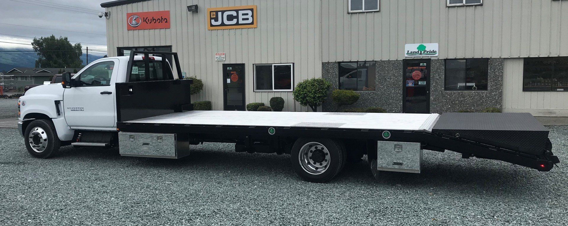 'Custom flatbed 17'-6 with 5' hydraulic dovetail