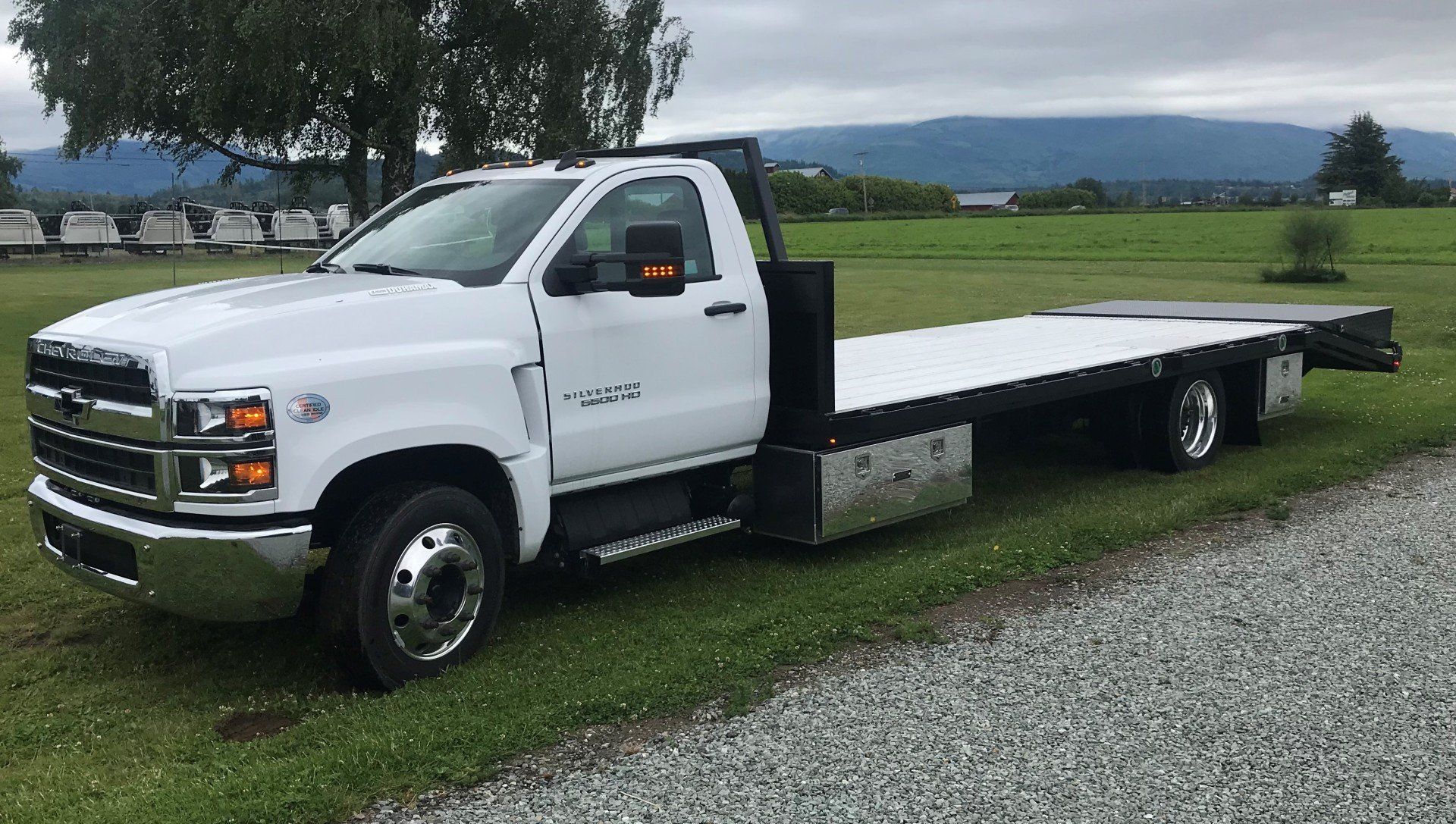 Custom flatbed 17'-6 with 5' hydraulic dovetail