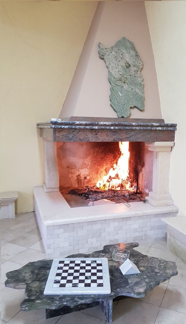 camino in marmo