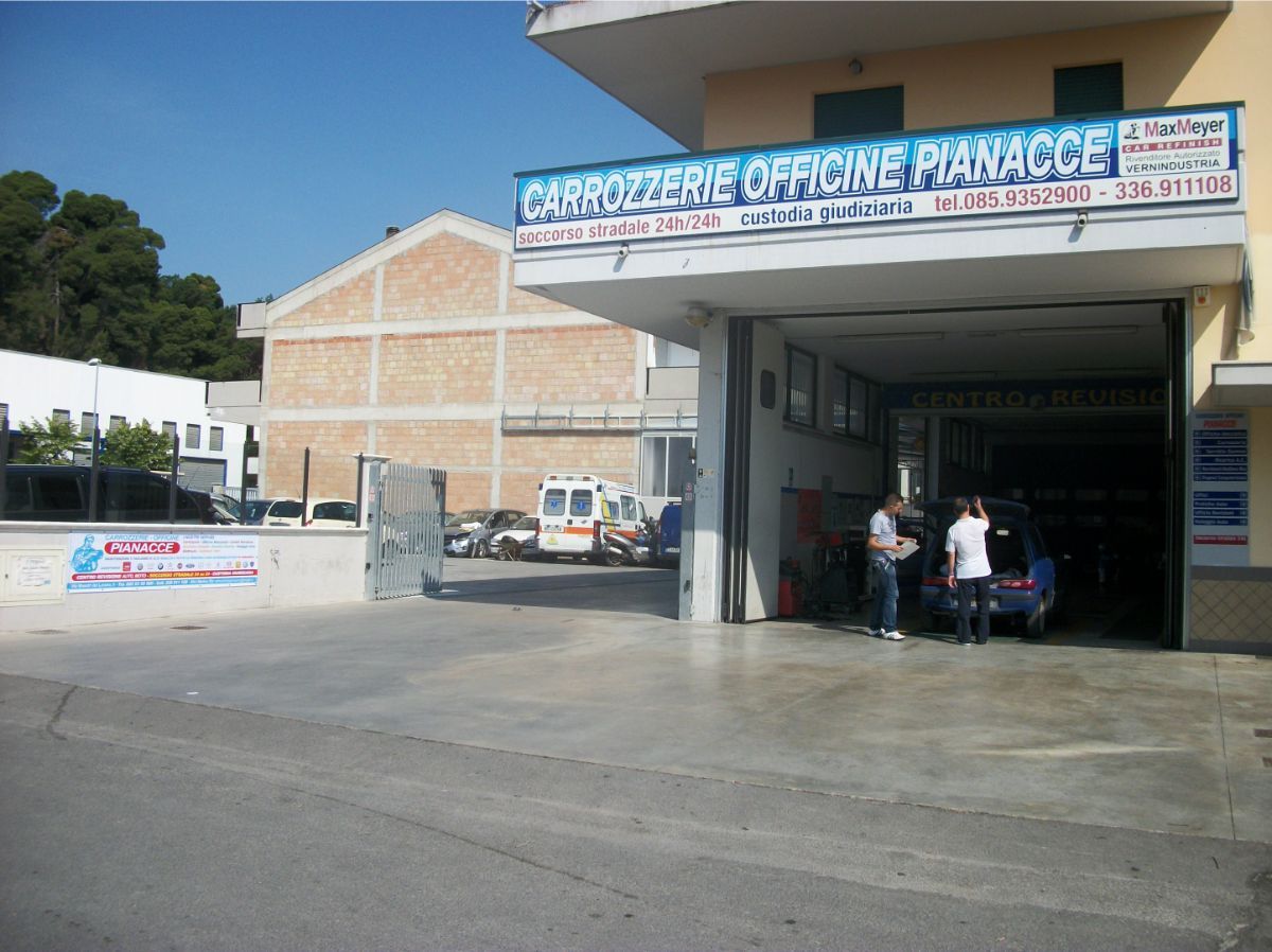 ingresso a officina auto