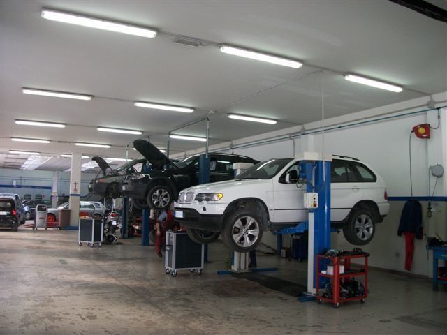interno di officina per auto 3