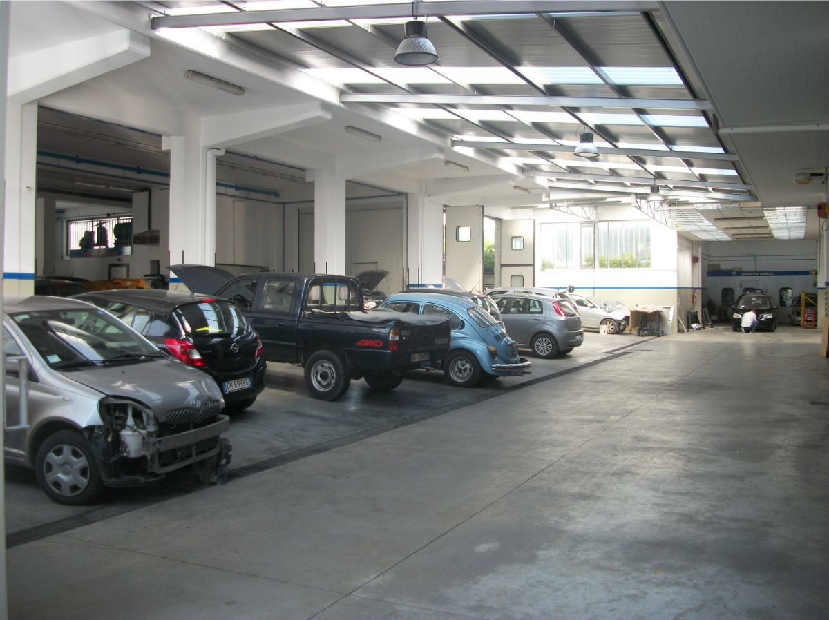 interno di officina per auto 2