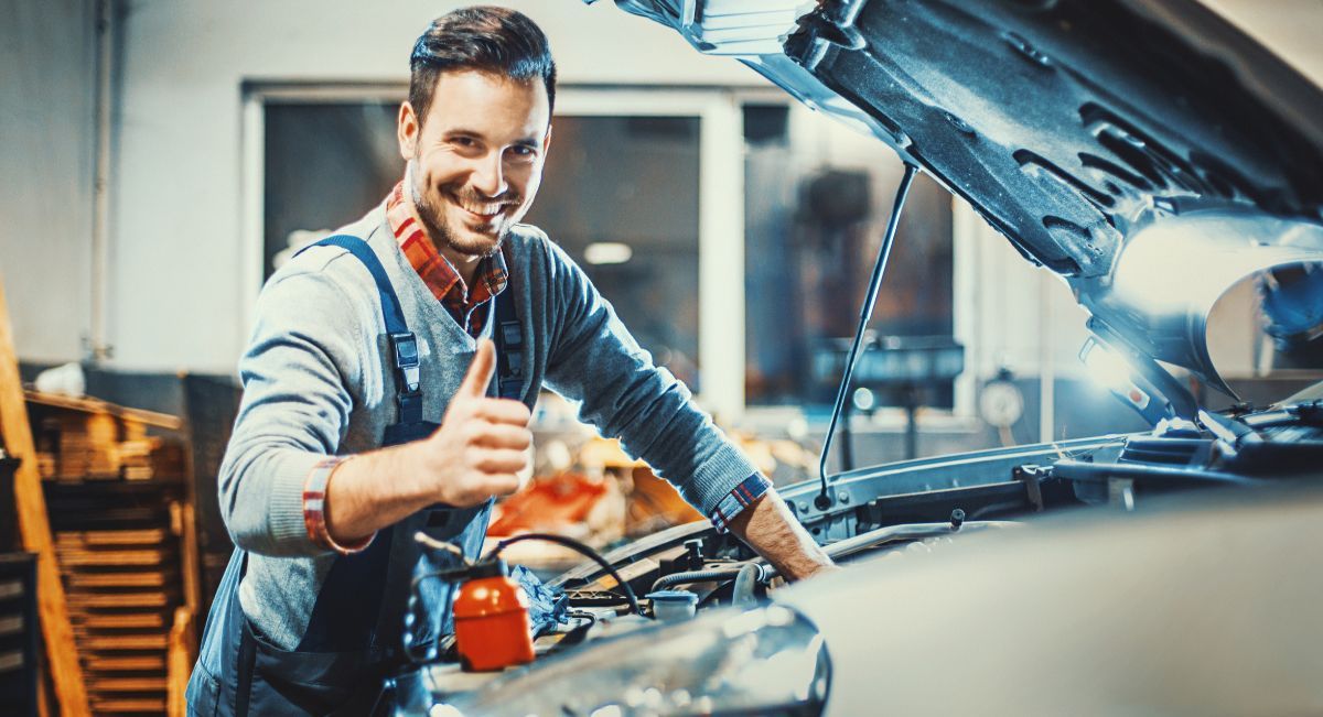 meccanico specialista in riparazioni auto