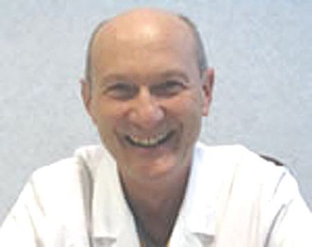 Un primo piano del dr. Micky Salvar