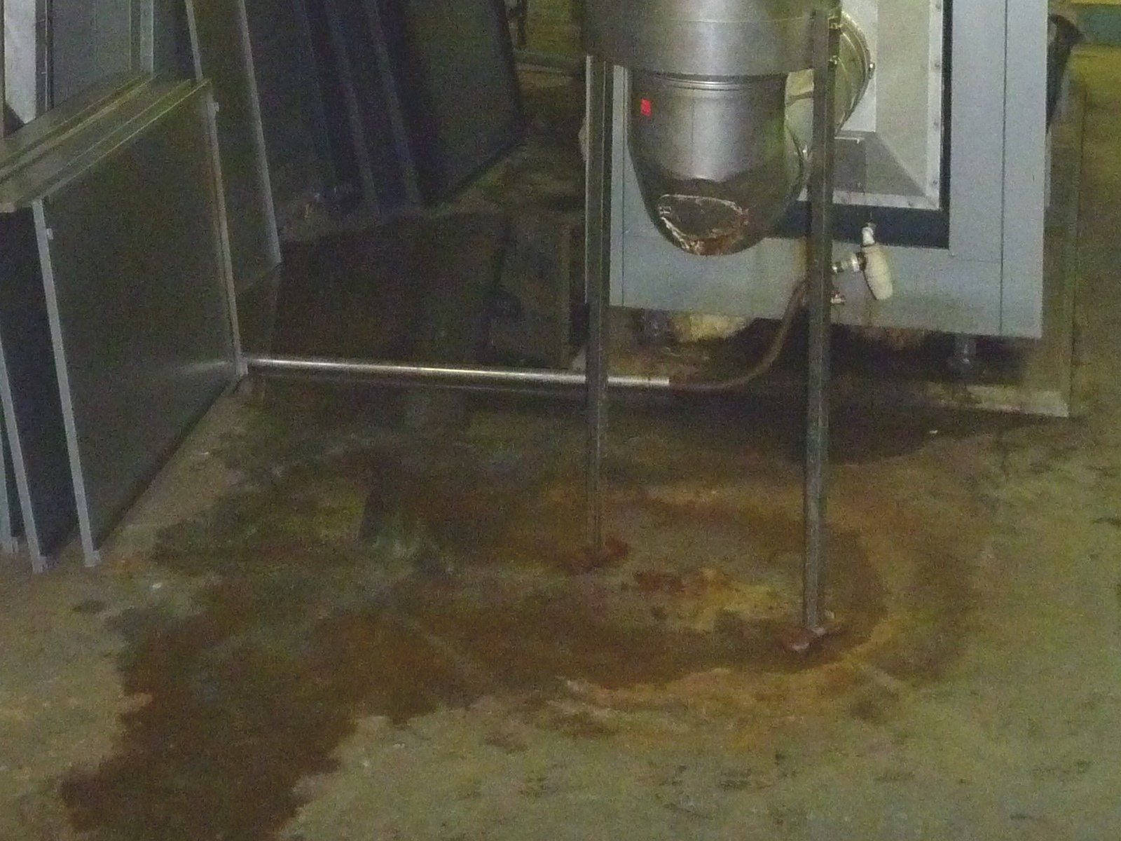 Eine Maschine steht auf einem schmutzigen Betonboden