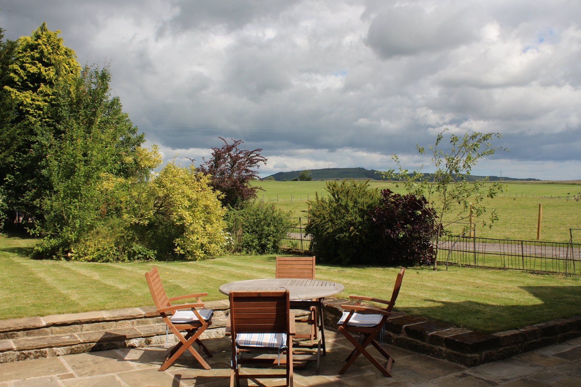 Ingleby Manor Courtyard Cottage patio
