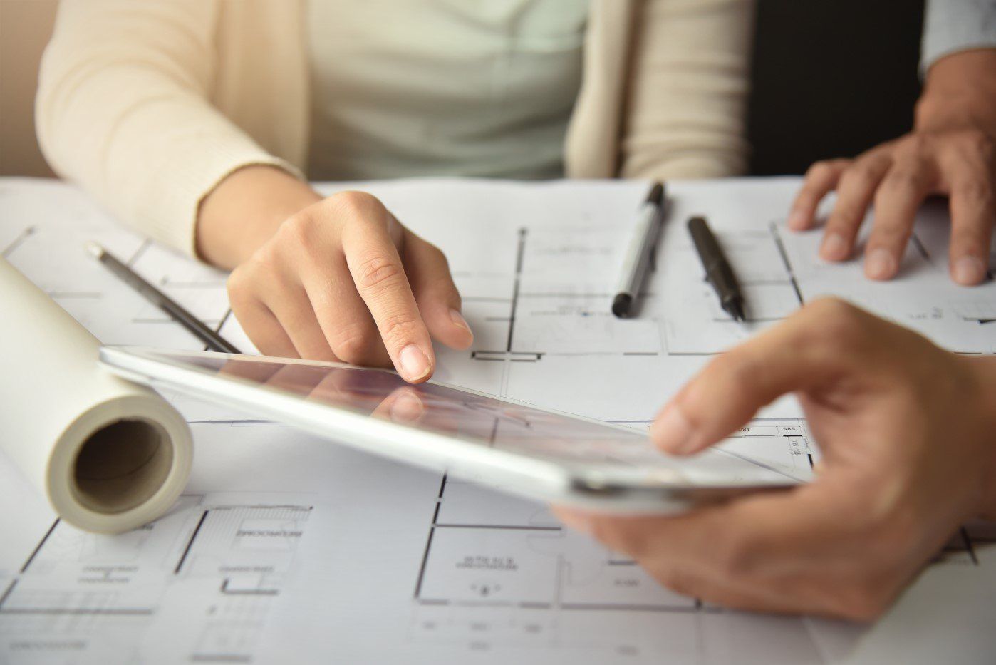 Dei professionisti al lavoro