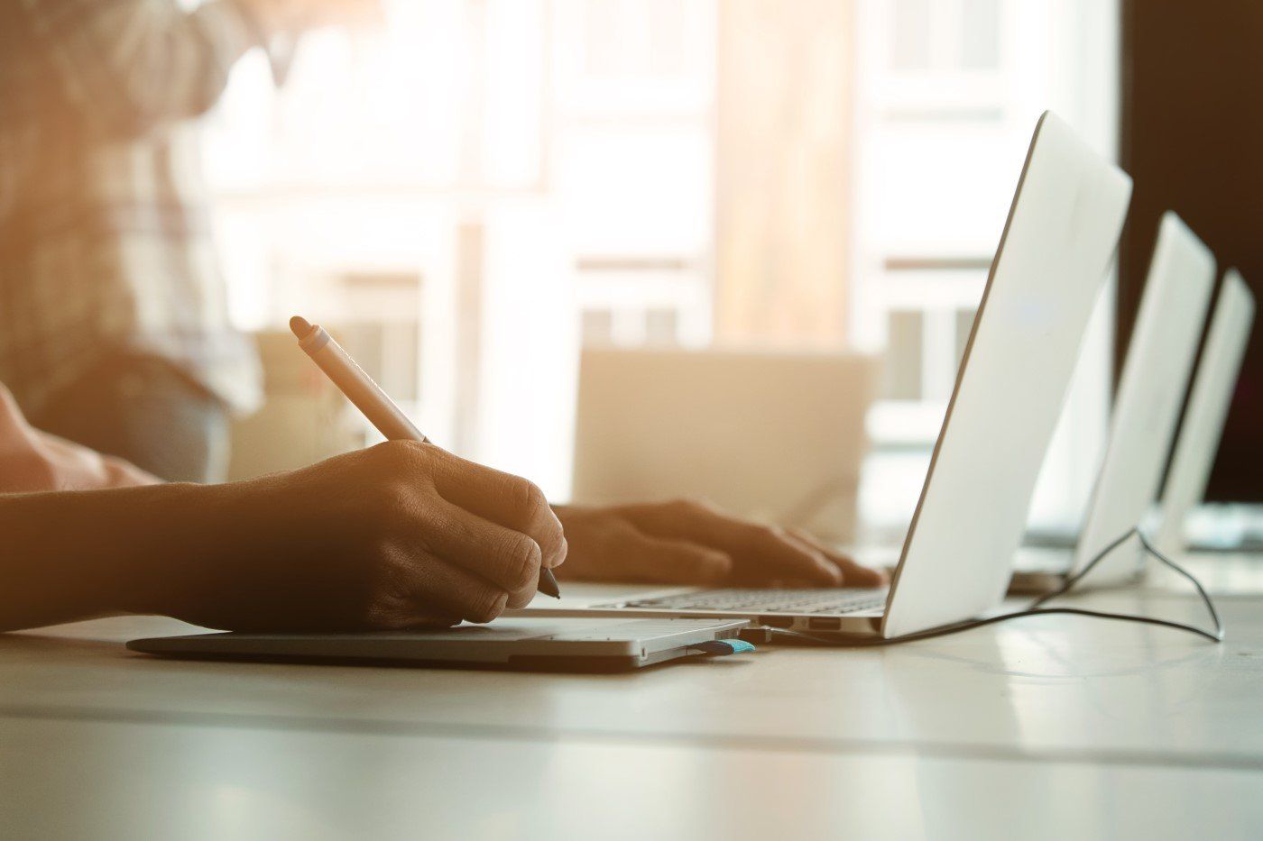 Alcune persone mentre lavorano