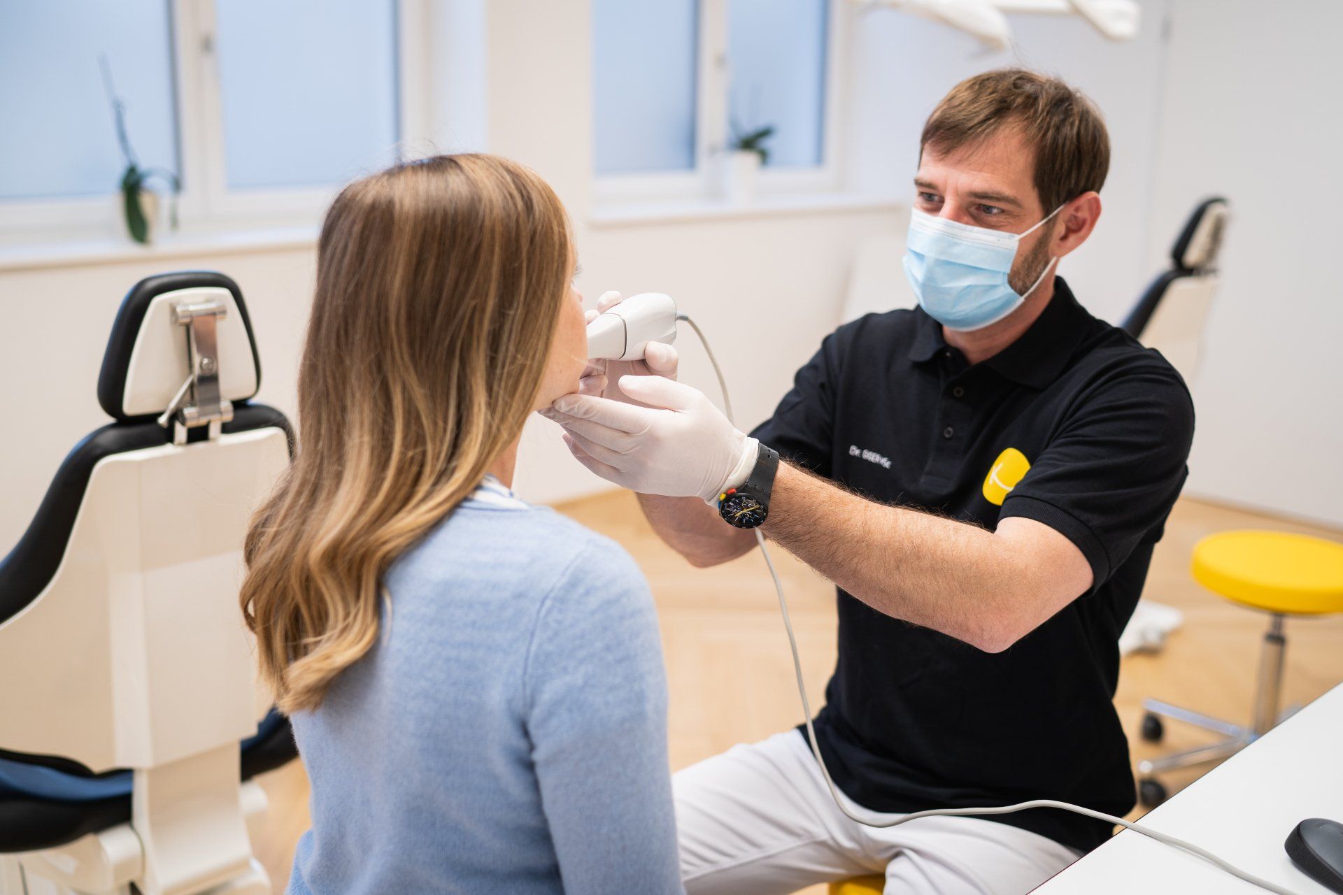 Dr. Hartmut Giger, MSc bei der Untersuchung. 