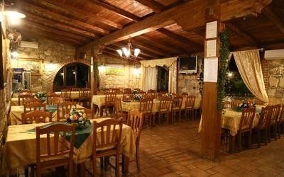 Tavoli rustici ed eleganti
