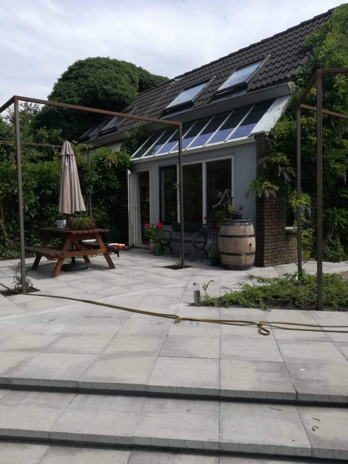 Tuin in Groningen. In deze tuin zijn meerdere nivaus/hoogteverschillen toegepast.