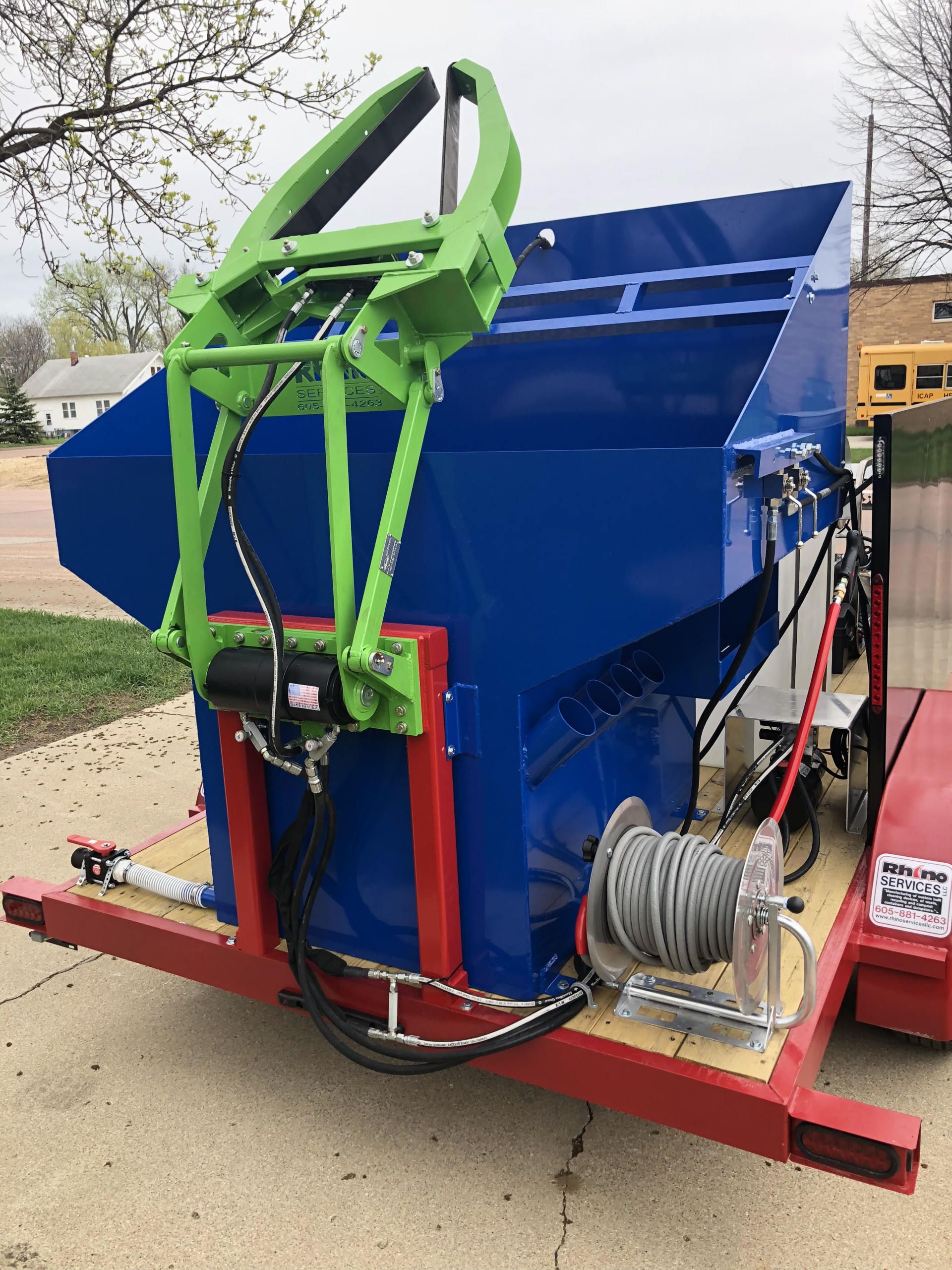 trash can cleaning trailer with one lifter