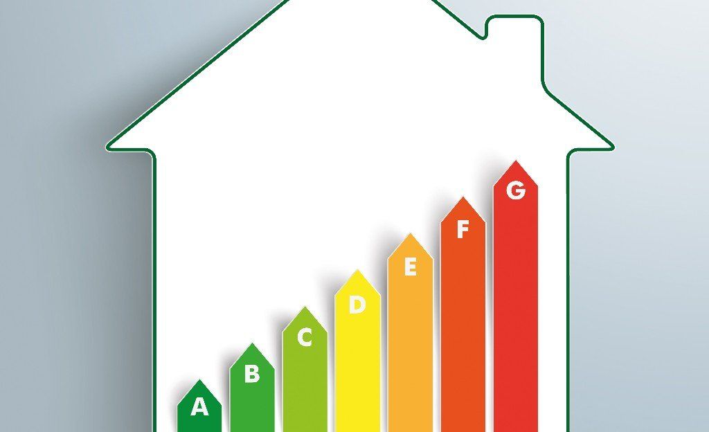 Ein Haus mit einem Diagramm, das die Energieeffizienz eines Hauses zeigt.