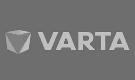 Ein Schwarzweißbild des Varta-Logos auf grauem Hintergrund.