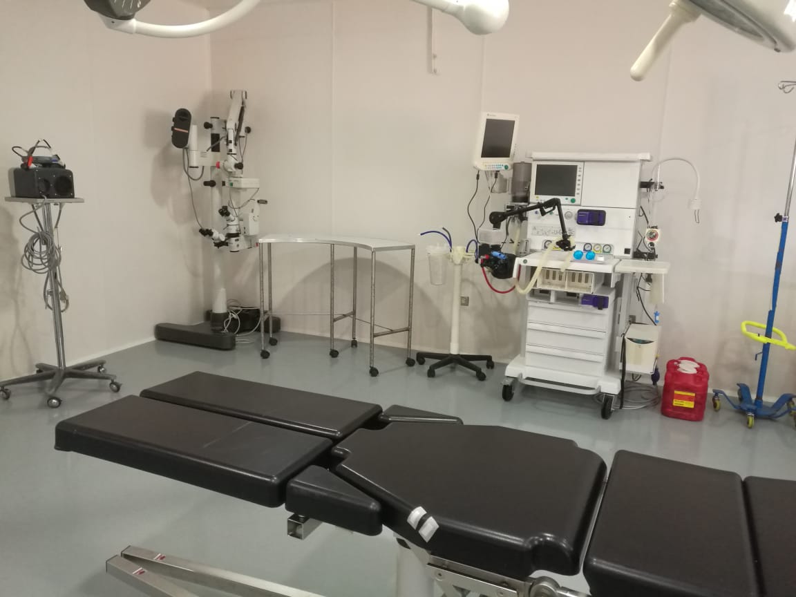 Operationssaal mit chirurgischer Ausrüstung und einem Operationstisch.
