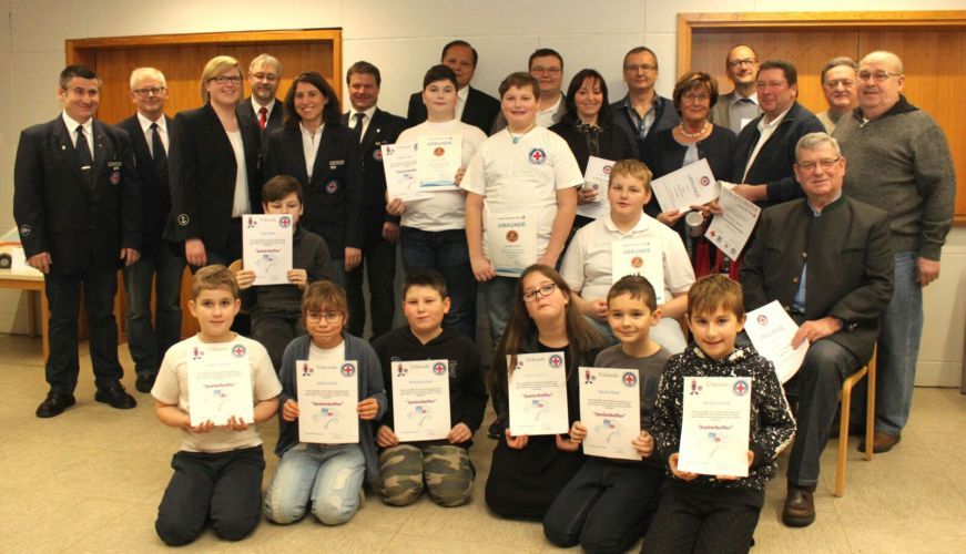 Wasserwacht Schwandorf SAD Jahreshauptversammlung jhv Die WW-Ortsgruppe zeichnete die neuen Juniorhelfer aus und ehrte langjährige Mitglieder. 