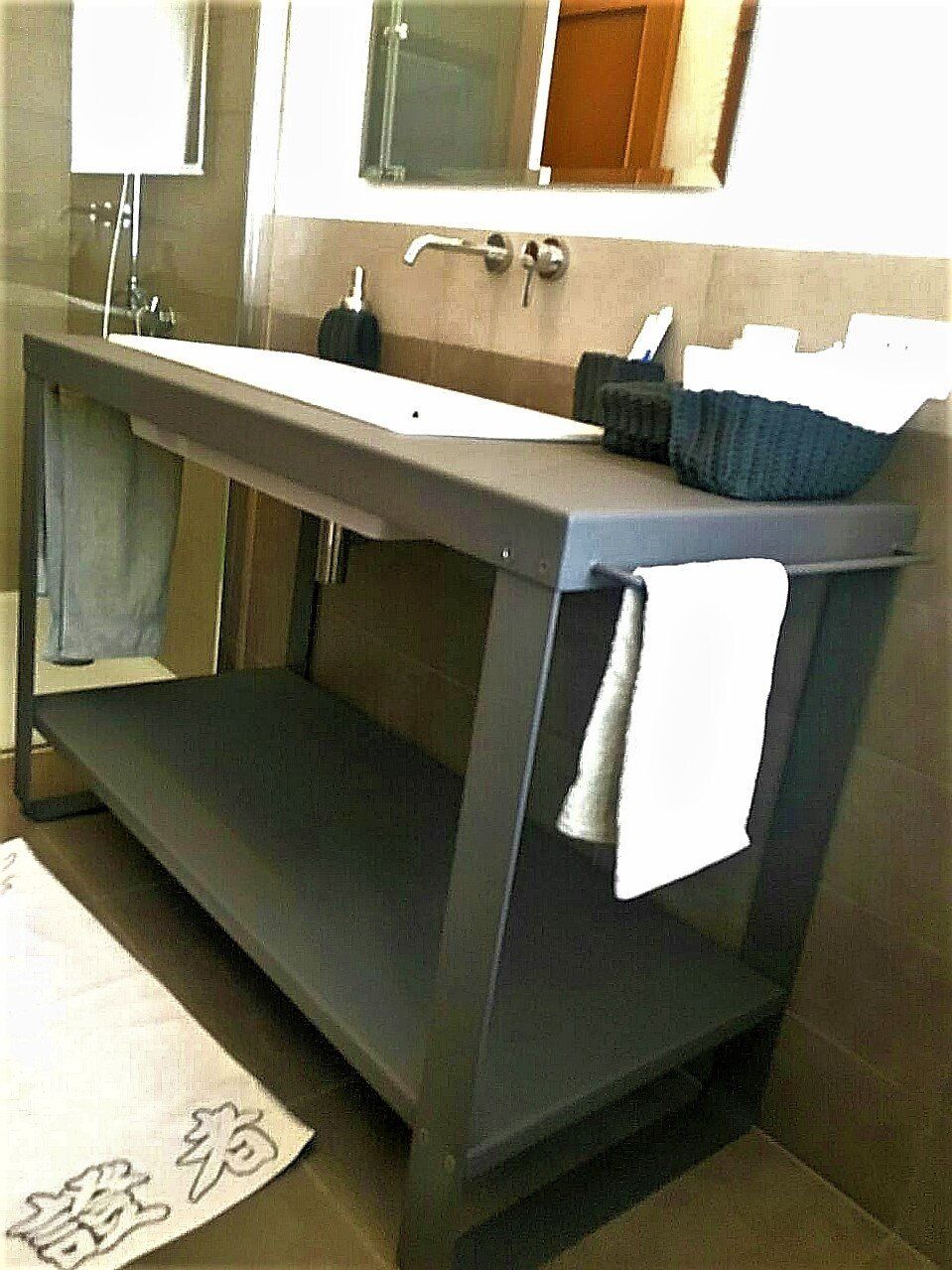 mobile bagno in alluminio
