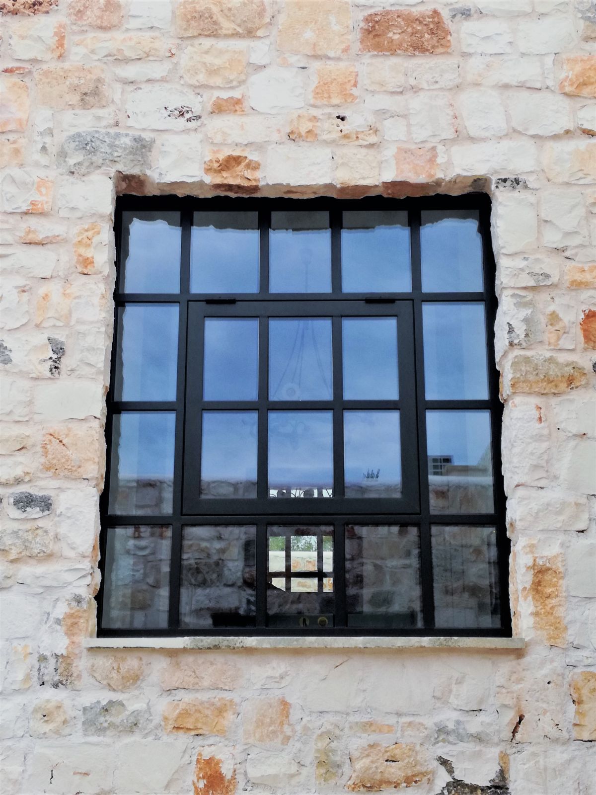 finestra in Corten su edificio storico