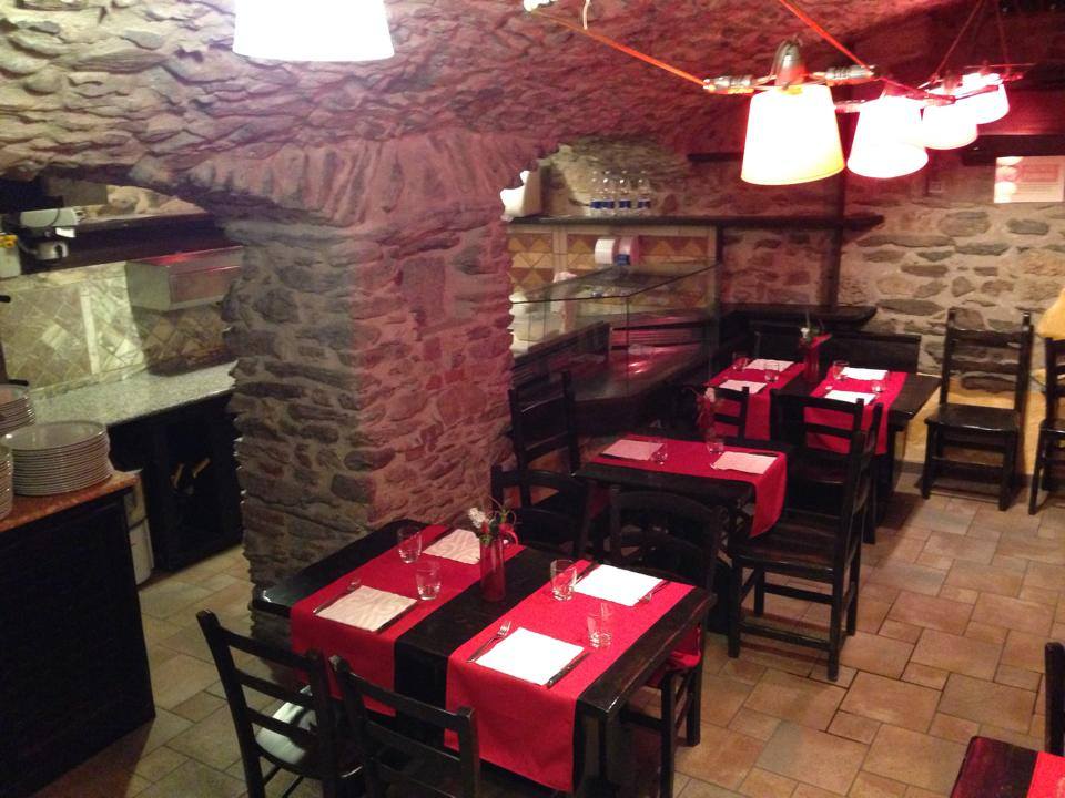 Tavoli in taverna in pietra