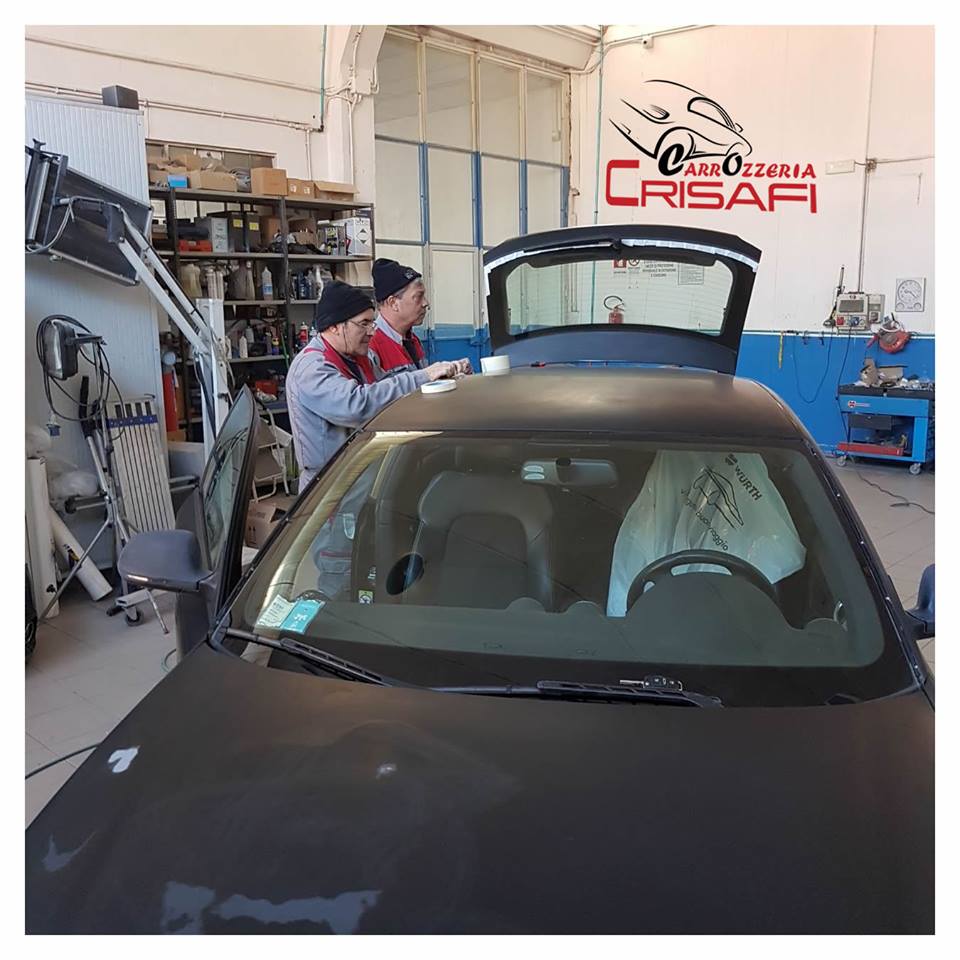 meccanici in officina