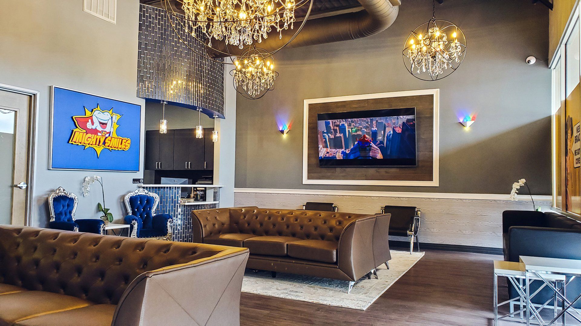 Mighty Smiles Dental, Dallas & Fort Worth. A living room filled with furniture and a flat screen tv.
