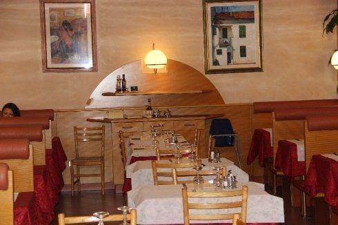 tavoli interni della pizzeria