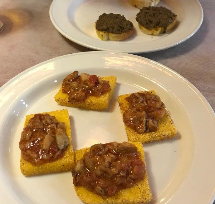 antipasto a base di polenta e pesce