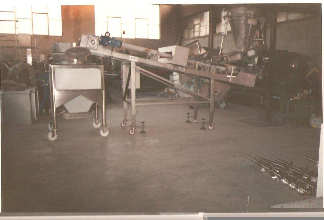 nastro trasportatore con metal detector e carrello in acciaio inox