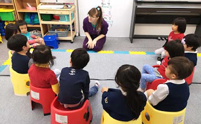 子ども達がしっかりと椅子に座ります